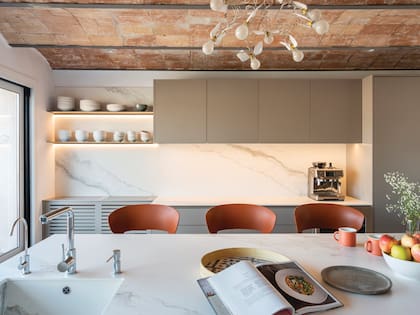 La mesada de Corian tiene bacha con grifería en acero inoxidable.