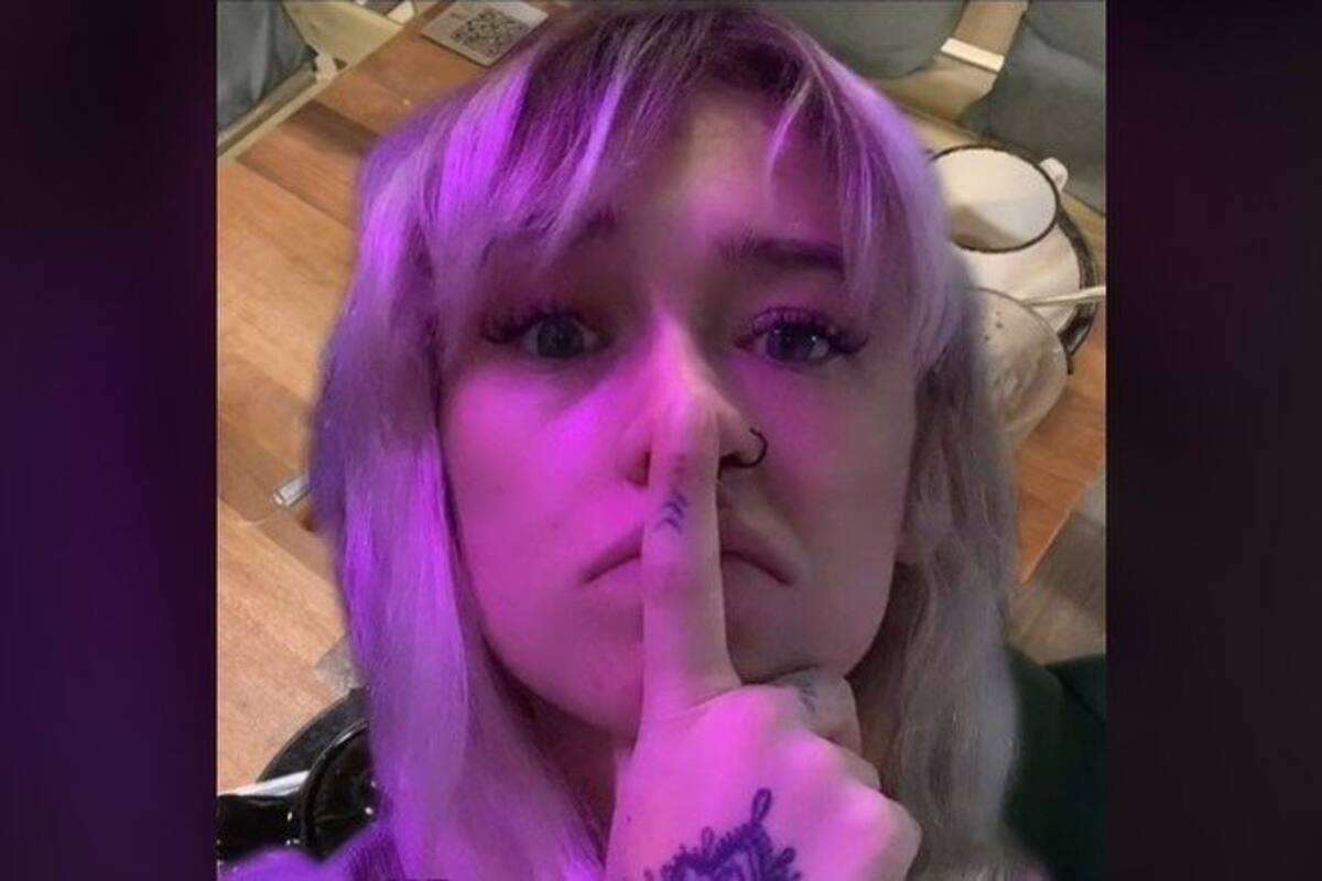 La mesera aconsejo sobre cómo ayudar para limpiar las mesas. Fuente: TikTok