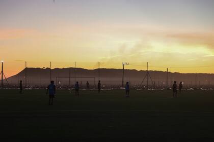 La meseta de fondo es el basural y lo que se ve no son nubes, es el humo de las quemas de cables y basura; los días de viento los chicos no juegan porque el aire es irrespirable