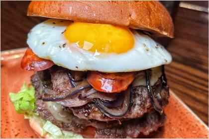 La messiburger, la hamburguesa de Hard Rock con ingredientes elegidos por Lionel Messi (Foto: Instagram @hardrockpuertomadero)