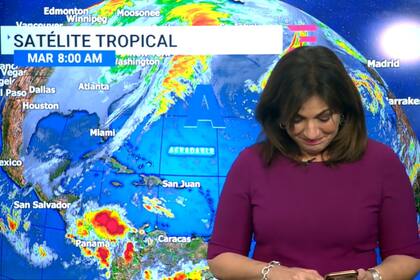 La meteoróloga Ada Monzón se emocionó hasta las lágrimas cuando debió informar la caída del histórico radiotelescopio ubicado en Puerto Rico