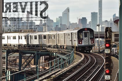 La MetroCard permite que miles de personas viajen por la mitad del precio
