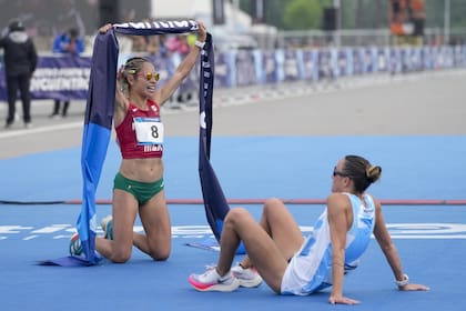 La mexicana Citlali Cristian celebra su triunfo en la maratón de Santiago 2023, junto a Florencia Borelli