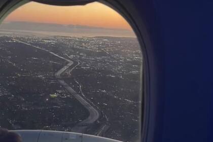 La mexicana compartió una imagen del vuelo que la llevó a Los Angeles, aunque no pudo ingresar