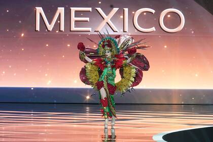 La mexicana Fátima Bosch participa en la competencia de trajes nacionales del certamen Miss Universo en la provincia de Nonthaburi, Tailandia, el miércoles 19 de noviembre de 2025. (Foto AP/Sakchai Lalit)
