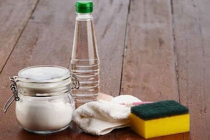 La mezcla de agua y vinagre blanco actúa como un potente desinfectante natural que elimina bacterias y neutraliza olores en el acceso principal de la vivienda