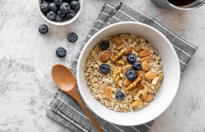 La mezcla de avena con frutas en el desayuno puede incrementar el valor energético para el resto del día