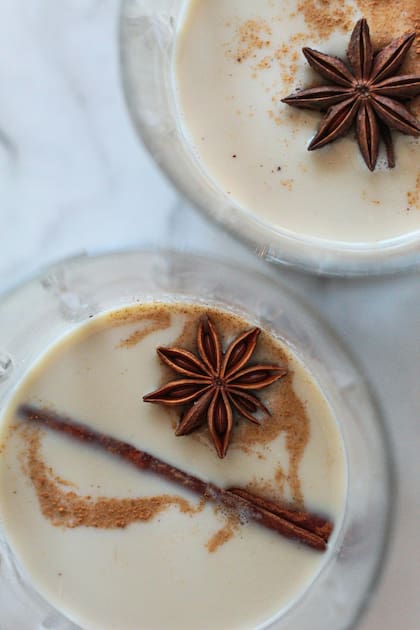 La mezcla de Eggnog debe permanecer en el refrigerador durante al menos una semana, según la receta original (Pexels/Sara Free)