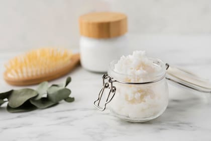 La mezcla de sal y bicarbonato es ideal para un baño de pies con agua tibia