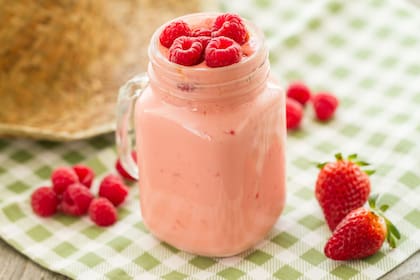 La mezcla nutricional incluye medio yogur griego junto a una porción de frutos secos y fresas