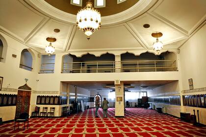La mezquita Al-Ahmad fue inaugurada en 1985 y ampliada en 2009: todo lo que está detrás de la columna corresponde a la ampliación del edificio