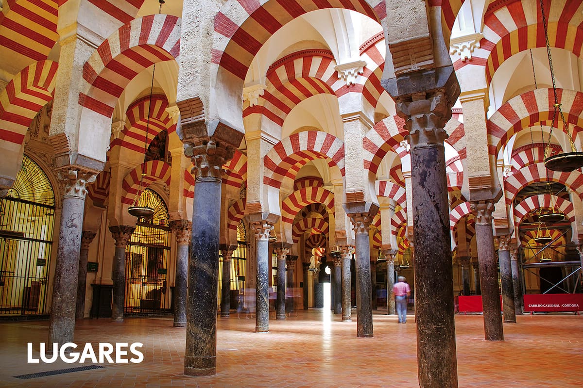 La Mezquita de Córdoba tuvo varias ampliaciones. La tercera (del año 911) la dejó con las dimensiones actuales y 850 columnas.