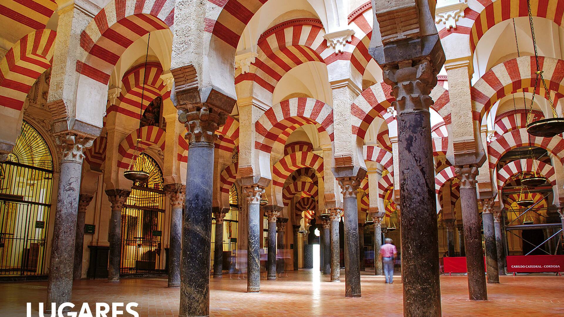 La Mezquita de Córdoba tuvo varias ampliaciones. La tercera (del año 911) la dejó con las dimensiones actuales y 850 columnas.