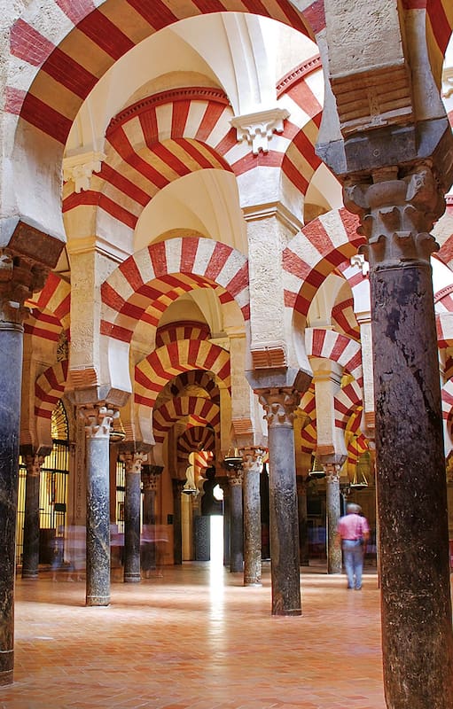 La Mezquita de Córdoba tuvo varias ampliaciones. La tercera (del año 911) la dejó con las dimensiones actuales y 850 columnas.