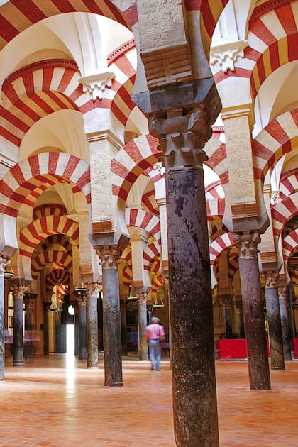 En la ciudad de Córdoba se destaca la Mezquita-Catedral, con más de 800 columnas