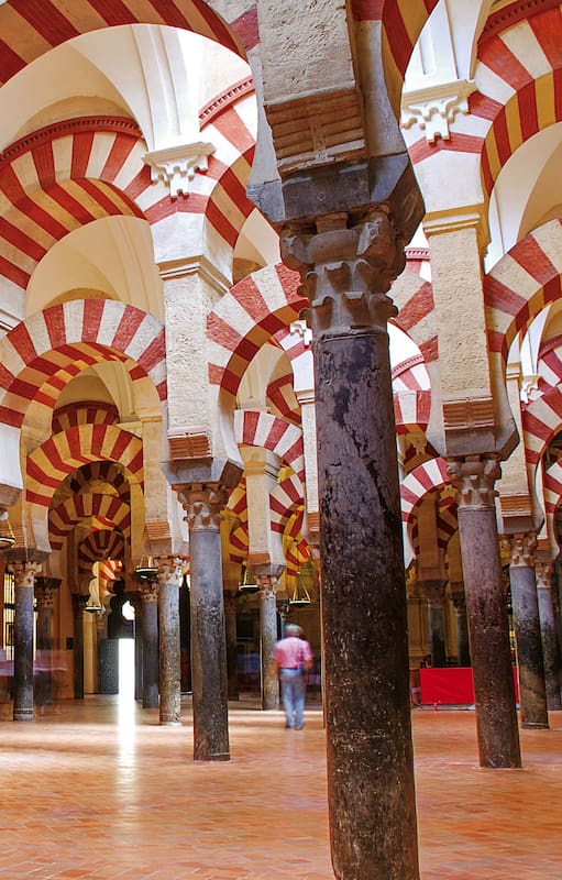 La Mezquita de Córdoba tuvo varias ampliaciones. La tercera (del año 911) la dejó con las dimensiones actuales y 850 columnas