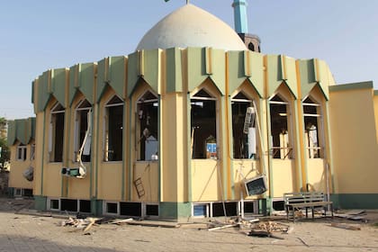 La mezquita de Kunduz, destruida después de un ataque suicida de EI-K, que dejó muertos y heridos