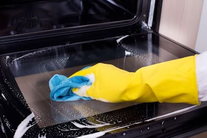La microfibra y la solución de vinagre y bicarbonato es el aliado perfecto para un acabado sin rayas en cualquier vidrio