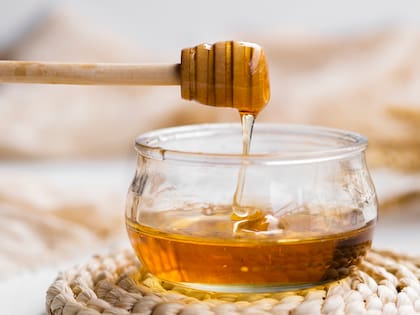 La miel cruda es el producto natural directo de la colmena, sin pasteurizar, filtrar en exceso ni calentar a altas temperaturas