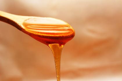 La miel es uno de los ingredientes que se pueden usar para hacer mascarillas caseras
