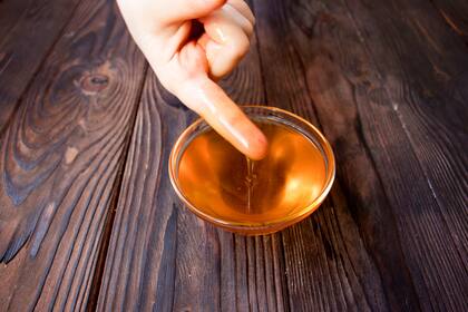 La miel puede causar botulismo en los lactantes