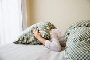 La migraña afecta la calidad de vida: el dolor puede ser tan severo que lleva a cancelar planes y buscar refugio en la cama