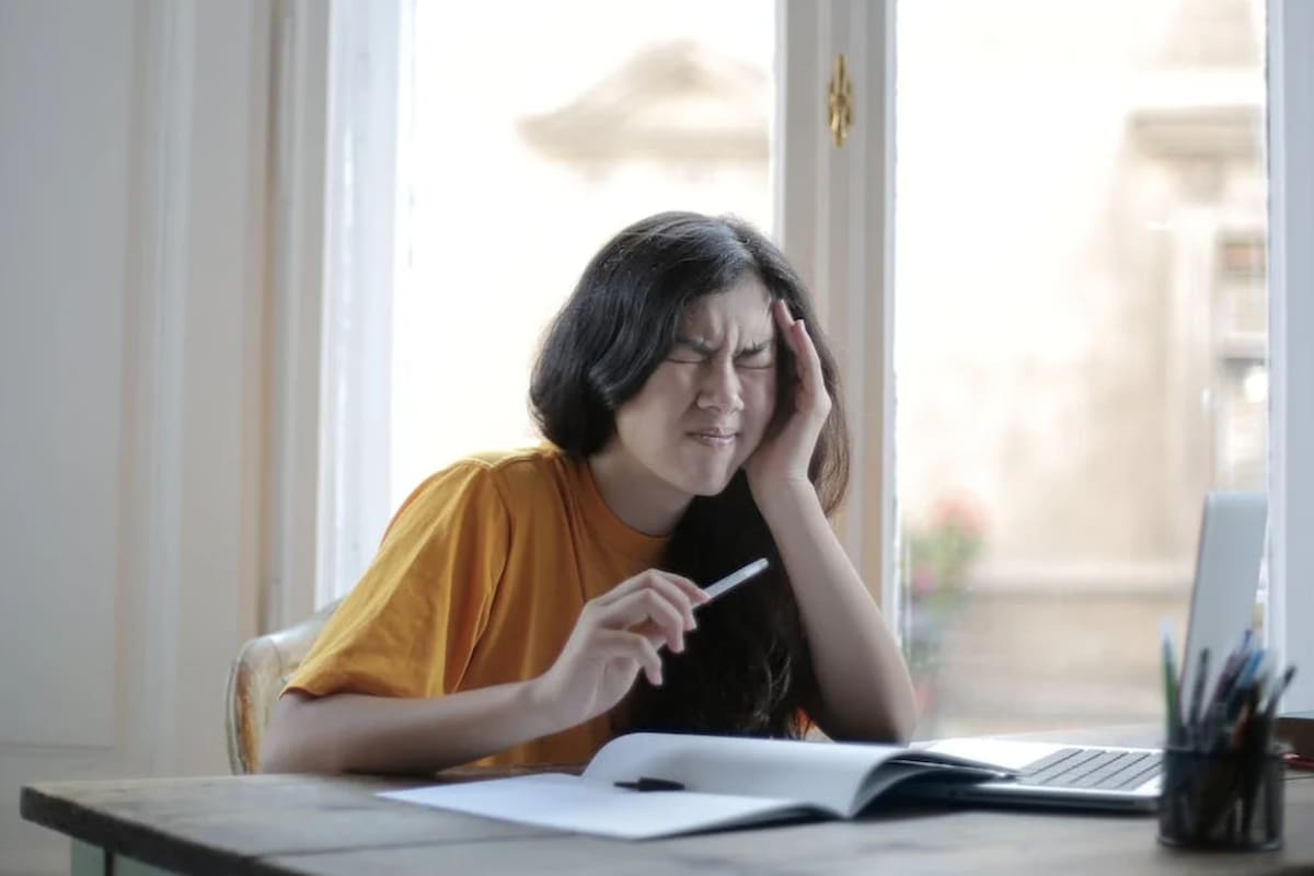 La migraña es un padecimiento frecuente en la juventud y la primera adultez (Foto Pexels)