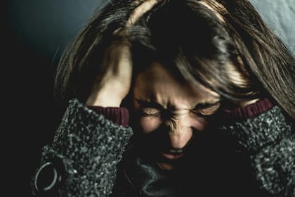 La migraña provoca náuseas, vómitos y sensibilidad a la luz y el sonido
