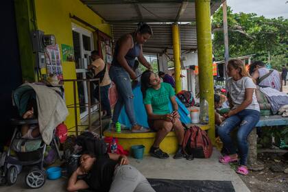 La migrante hondureña Yoselin peina a su amiga transgénero Ingrid Linares durante un descanso de la caravana de migrantes en Jesús Carranza, en el estado de Veracruz, México, el miércoles 17 de noviembre de 2021. (AP Foto/Félix Márquez)