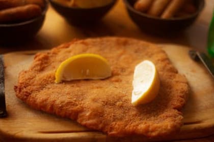 La milanesa puede ser acompañada de diversas verduras (Foto Pexels)