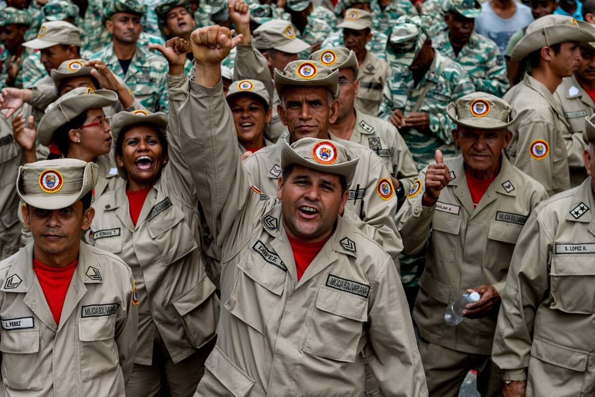La milicia bolivariana, anteayer, durante una marcha en Caracas