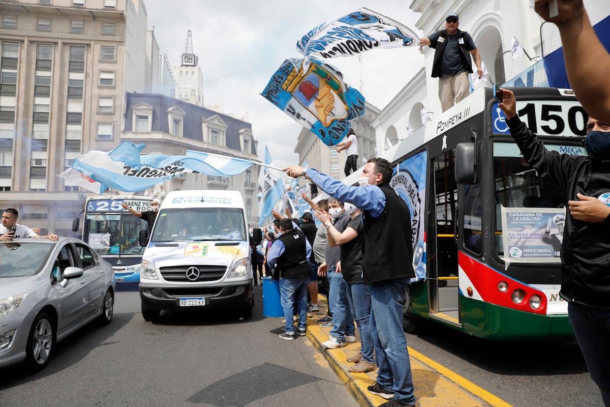 La militancia peronista se concentró en Plaza de Mayo y protagonizó una movilización en los autos