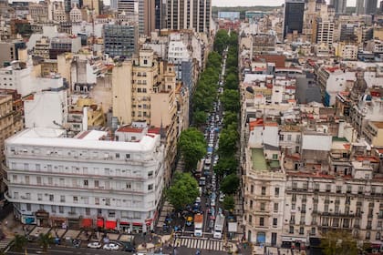 La militancia peronista se concentró en Plaza de Mayo y protagonizó una movilización en los autos