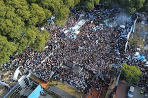 Con Máximo Kirchner a la cabeza, militantes llevan adelante un banderazo por Cristina Kirchner