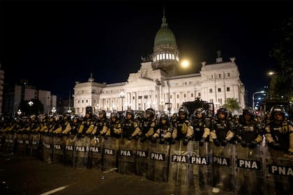 La militarización del Congreso, anoche, tras la sesión por la ley ómnibus