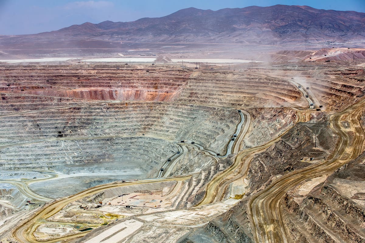 La mina a cielo abierto de Escondida, en Chile, opera desde 1991 y todavía le quedan, según la compañía, 80 años de vida útil; Escondida exportó el año pasado alrededor de US$14.500 millones, el 25% de todo el cobre producido por Chile en 2025