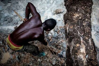 La minería artesanal es común en la RD del Congo, ya que las personas lo hacen como un medio para ganarse la vida