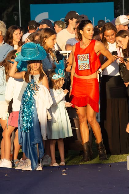 La mini hinchada con looks especiales en blanco y celeste.