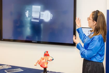 La miniaturización de dispositivos, una tendencia en la innovación en medicina; en la foto, el marcapasos cardíaco más pequeño del mundo mide 3 cm y hay unos 2700 pacientes implantados