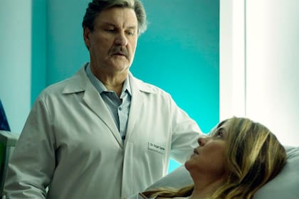 La miniserie brasileña recrea el caso real de un médico que violó a 52 mujeres e intentó violar a otras 39 entre 1994 y 2007