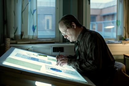 La miniserie El asesino improbable explora la posible culpabilidad de Stig Engström (Robert Gustafsson), un diseñador gráfico de la compañía Skandia, en el asesinato del Primer Ministro sueco Olof Palme.