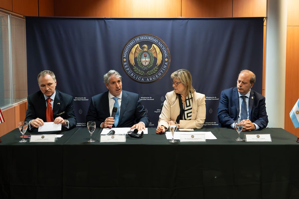 La ministra Alejandra Monteoliva, junto al embajador norteamericano Peter Lamelas, el subsecretario de Estado para temas de Seguridad Internacional y Control de Armamento, Thomas G. DiNanno, y el secretario de Lucha contra el narcotráfico y la Criminalidad Organizada, Martín Verrier