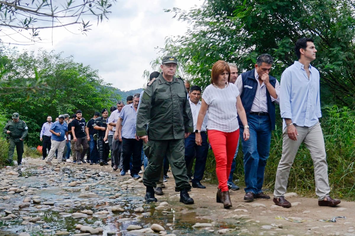 La ministra Bullrich, acompañada por el gobernador Urtubey y el jefe de la Gendarmería, comandante Otero