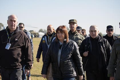 La ministra Bullrich llegando a la casa de la abuela de Loan.