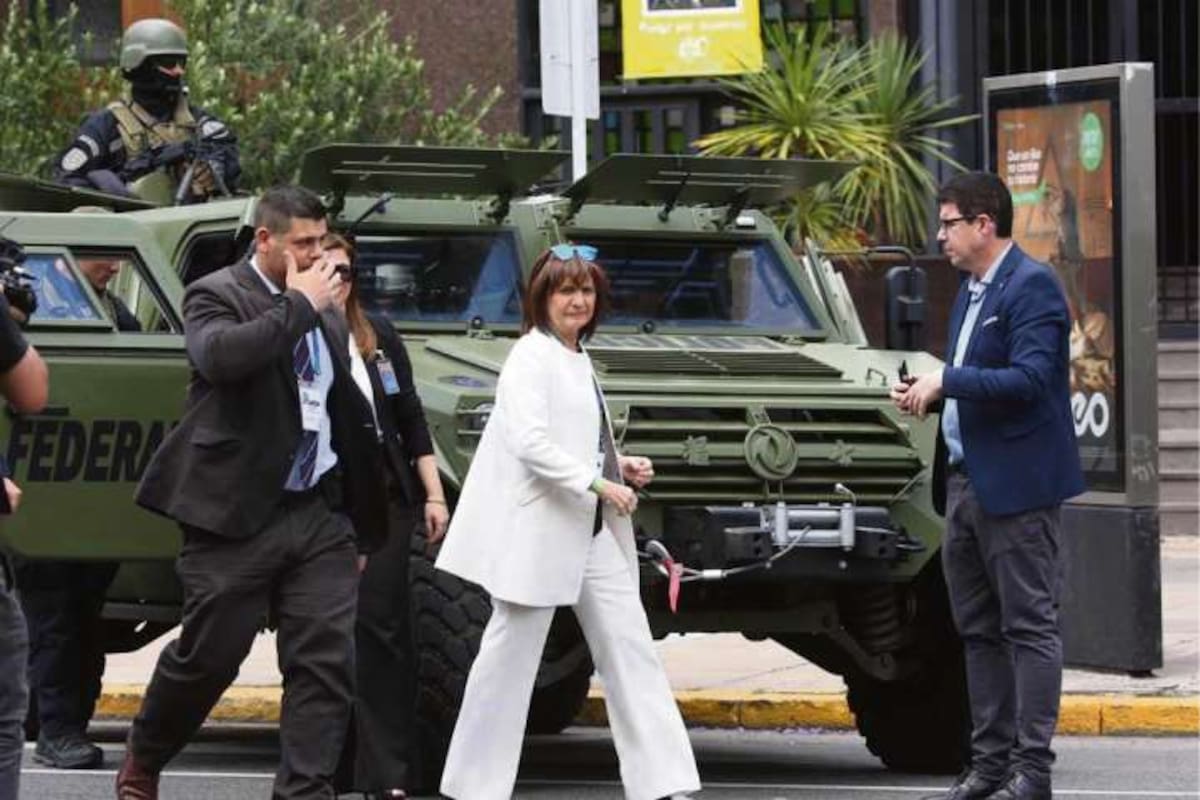 La ministra Bullrich recorrió ayer las posiciones del operativo de seguridad