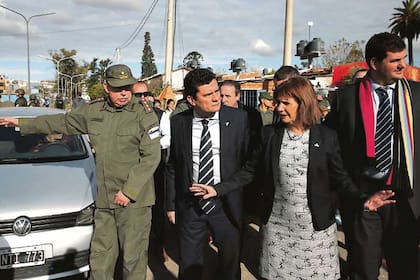 La ministra Bullrich y Sergio Moro recorrieron el barrio Carlos Gardel