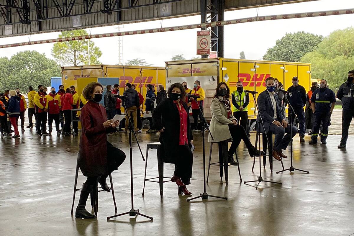La ministra Carla Vizzotti junto a la Encargada de Negocios de la Embajada de Estados Unidos, MaryKay Carlson, Nicolás Vaquer del laboratorio Pfizer y la secretaria Legal y Técnica, Vilma Ibarra