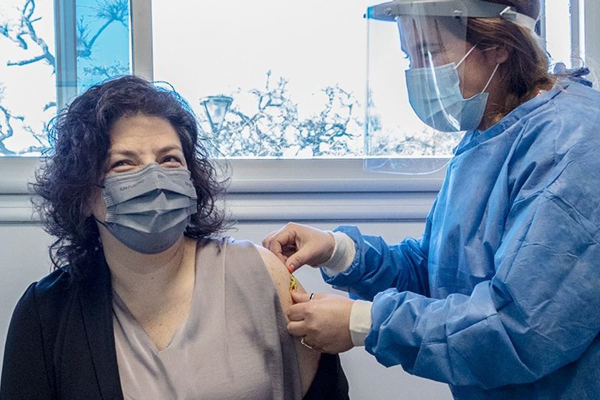 La ministra Carla Vizzotti recibió la segunda dosis de vacuna Covid-19 en el Hospital Garrahan en agosto y completó su esquema con la vacuna Moderna tras haber recibido la primera dosis de Sputnik V el 30 de abril.