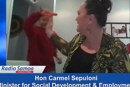 La ministra Carmel Sepuloni, junto a su hijo