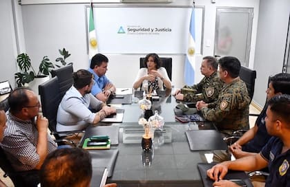 La ministra chaqueña Gloria Zalazar se reunió con oficiales de la Policía de Paraguay para coordinar la investigación por el robo de avionetas